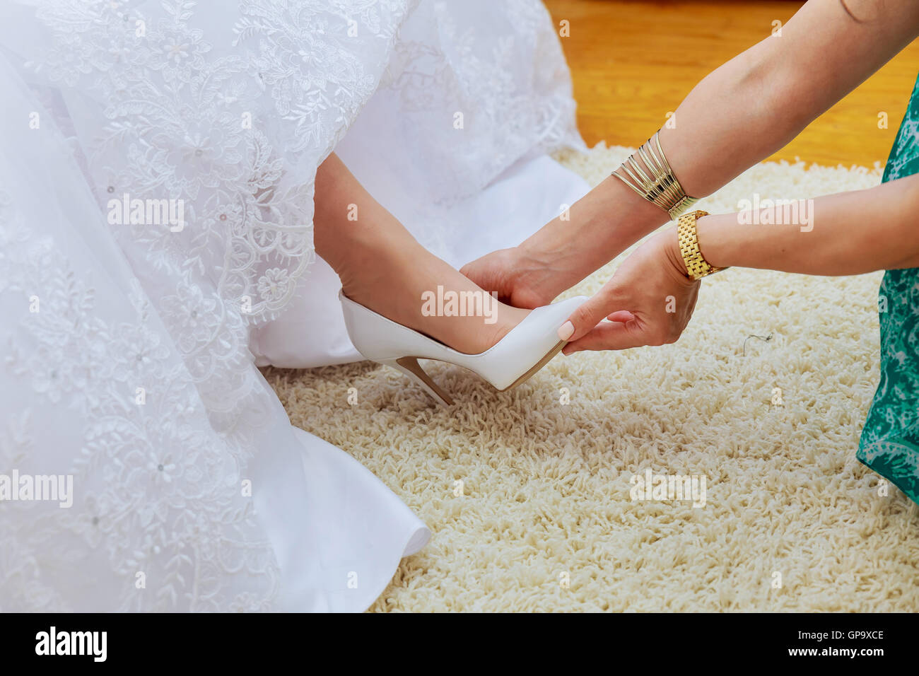 Preparazione di nozze. Amiche della sposa aiutarla in le mie scarpe scarpe matrimonio Foto Stock