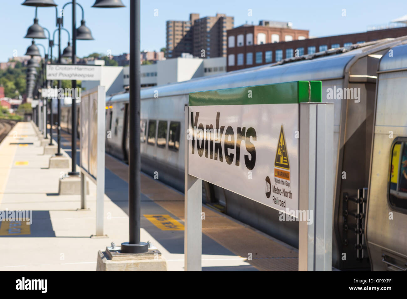 Un Metro-North Hudson treno linea capi nord fuori della stazione in Yonkers, New York. Foto Stock