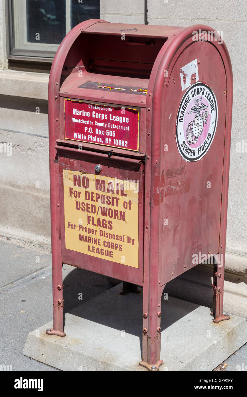 Un stile cassetta postale cassetta di sicurezza per lo smaltimento di usato o indossato bandierine americane si erge al di fuori del post office in Yonkers, New York. Foto Stock