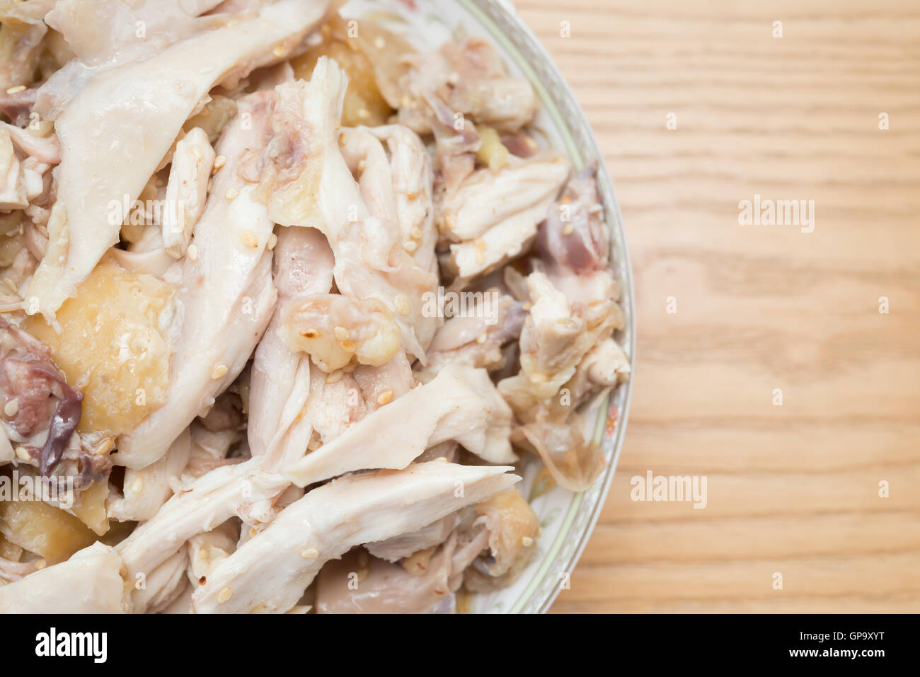 Piatto di shredded pollo lesso su tavola di legno con spazio di copia Foto Stock