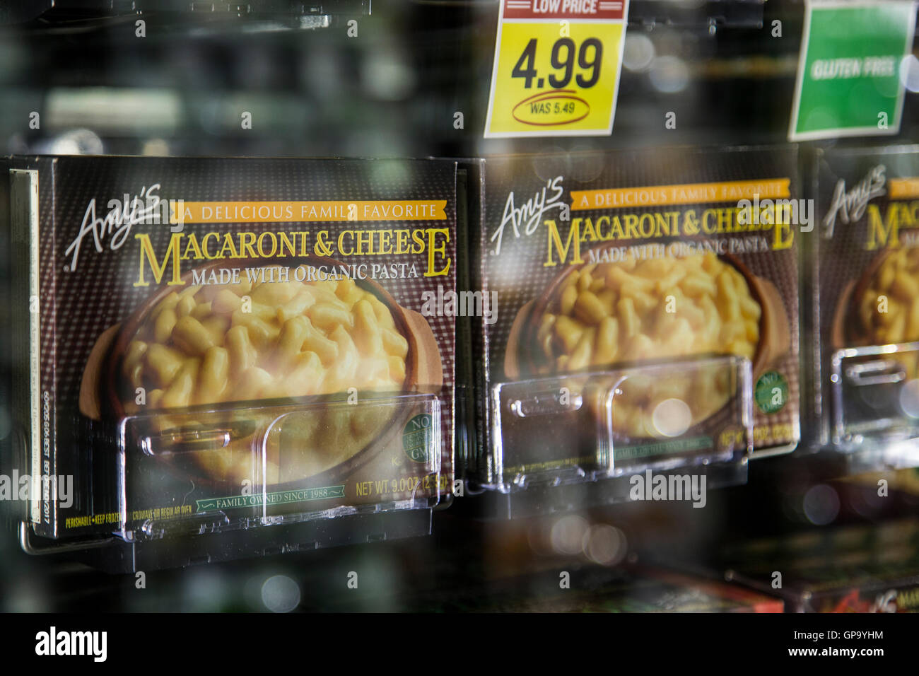 Scatole di Amy's pasti biologici nel congelatore in caso di un negozio di alimentari Foto Stock