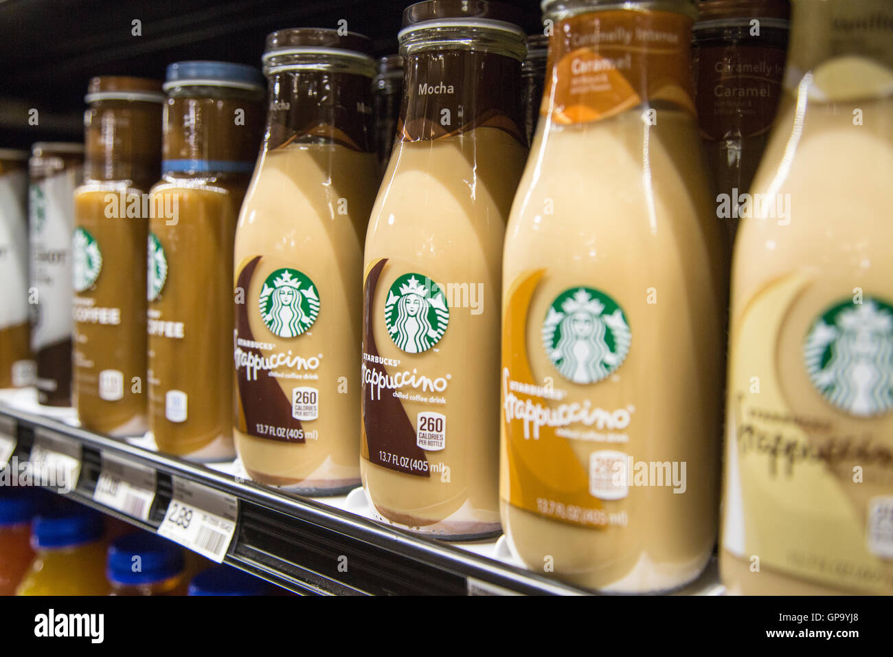 Un ripiano con bottiglie di marchio Starbucks Frappaccino sul display in un negozio di alimentari Foto Stock