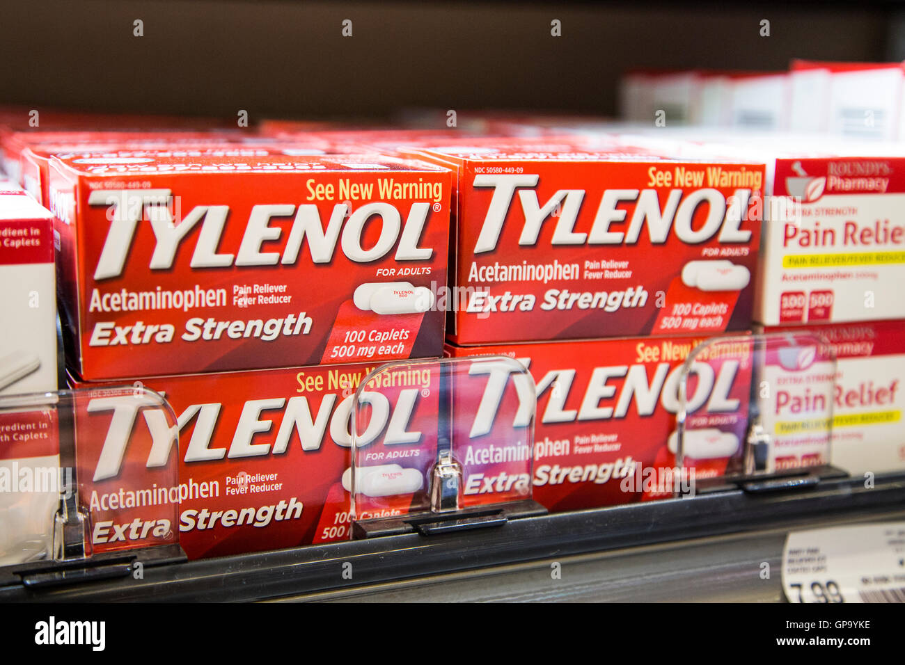 Oltre il contatore antidolorifico scatole di Tylenol impilati su uno scaffale in una farmacia Foto Stock