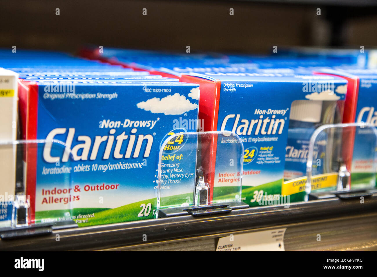 Scatole di Claritin allergy medicina sul ripiano di una farmacia Foto Stock