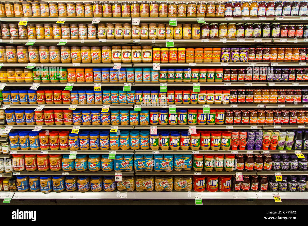 Vasi di burro di arachidi e gelatina visualizzati sugli scaffali di un negozio di alimentari Foto Stock