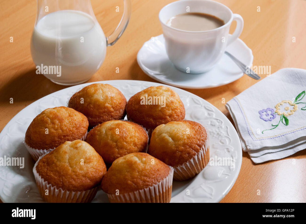 La prima colazione con muffin. Foto Stock