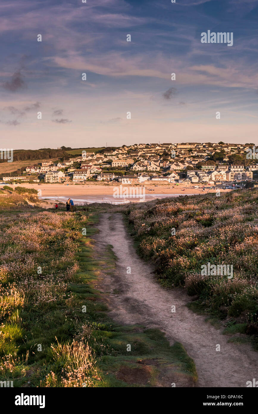 Un sentiero sul Porth Island con proprietà costiere in distanza. Newquay. La Cornovaglia. Foto Stock