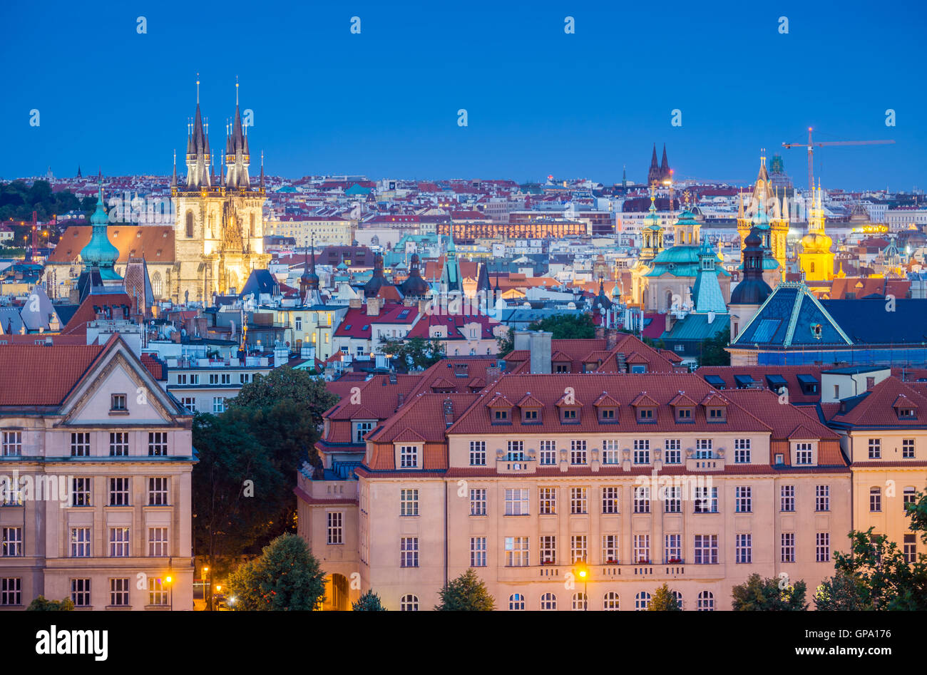Vista dei principali edifici della Città Vecchia Sqaure di Praga, Repubblica Ceca. La Chiesa di Nostra Signora di Tyn e la Old Tow Foto Stock