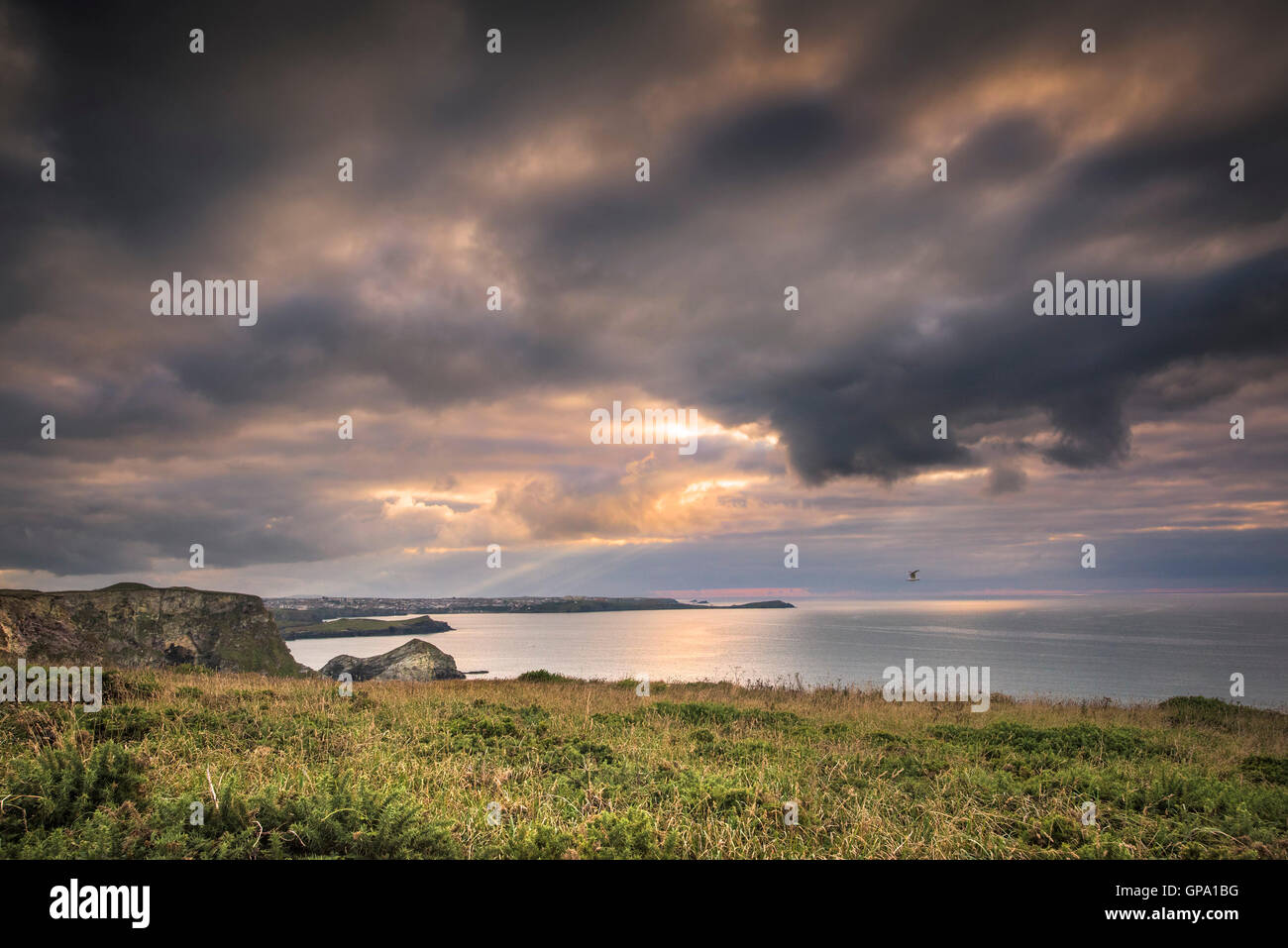 Drammatica cielo sopra il North Cornwall coast. Foto Stock