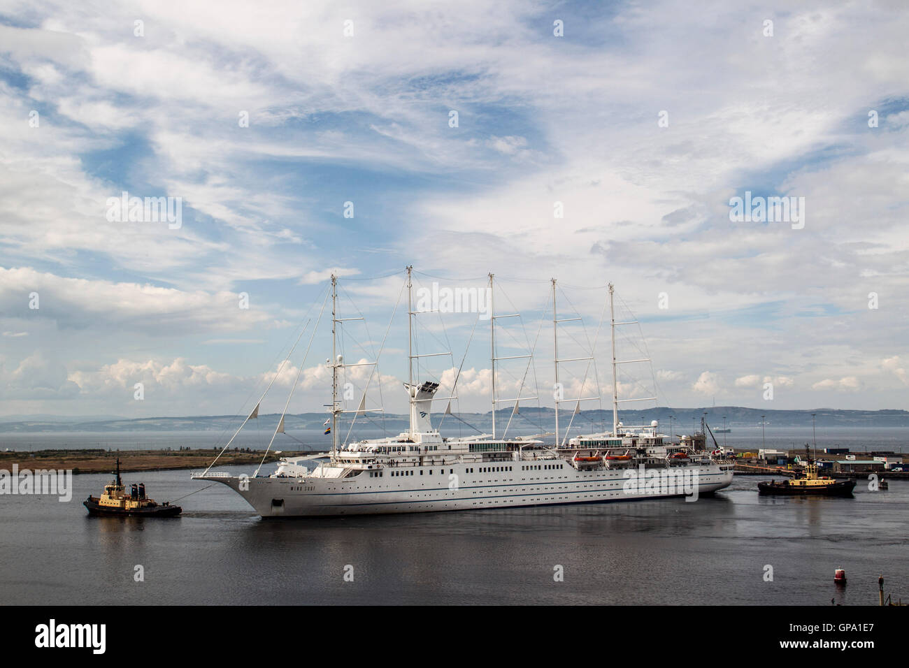 Wind surf Luxury Liner entrando in Leith Harbour Foto Stock