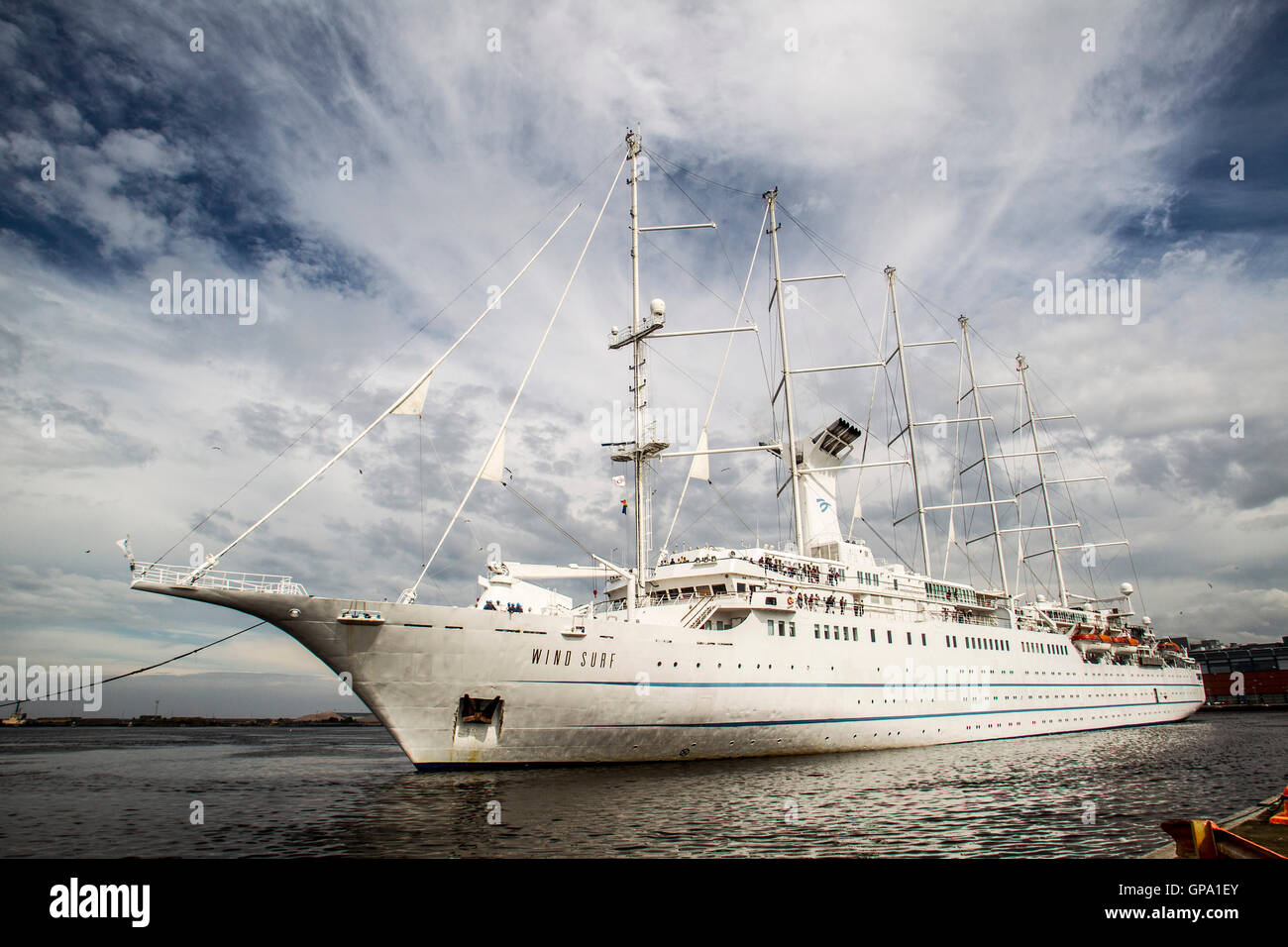Wind surf Luxury Liner entrando in Leith Harbour Foto Stock