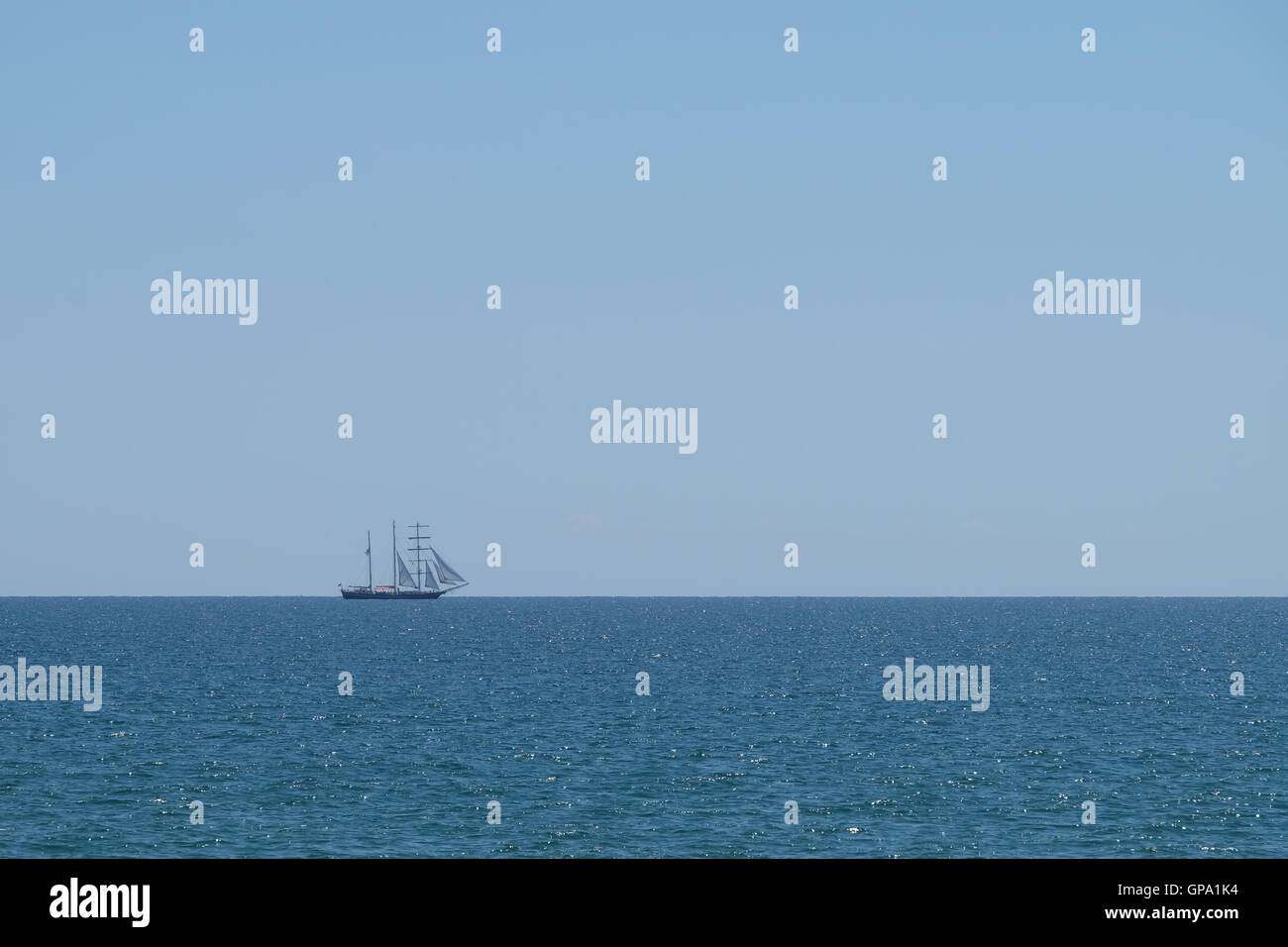 Sailing yacht sull orizzonte del mare blu Foto Stock