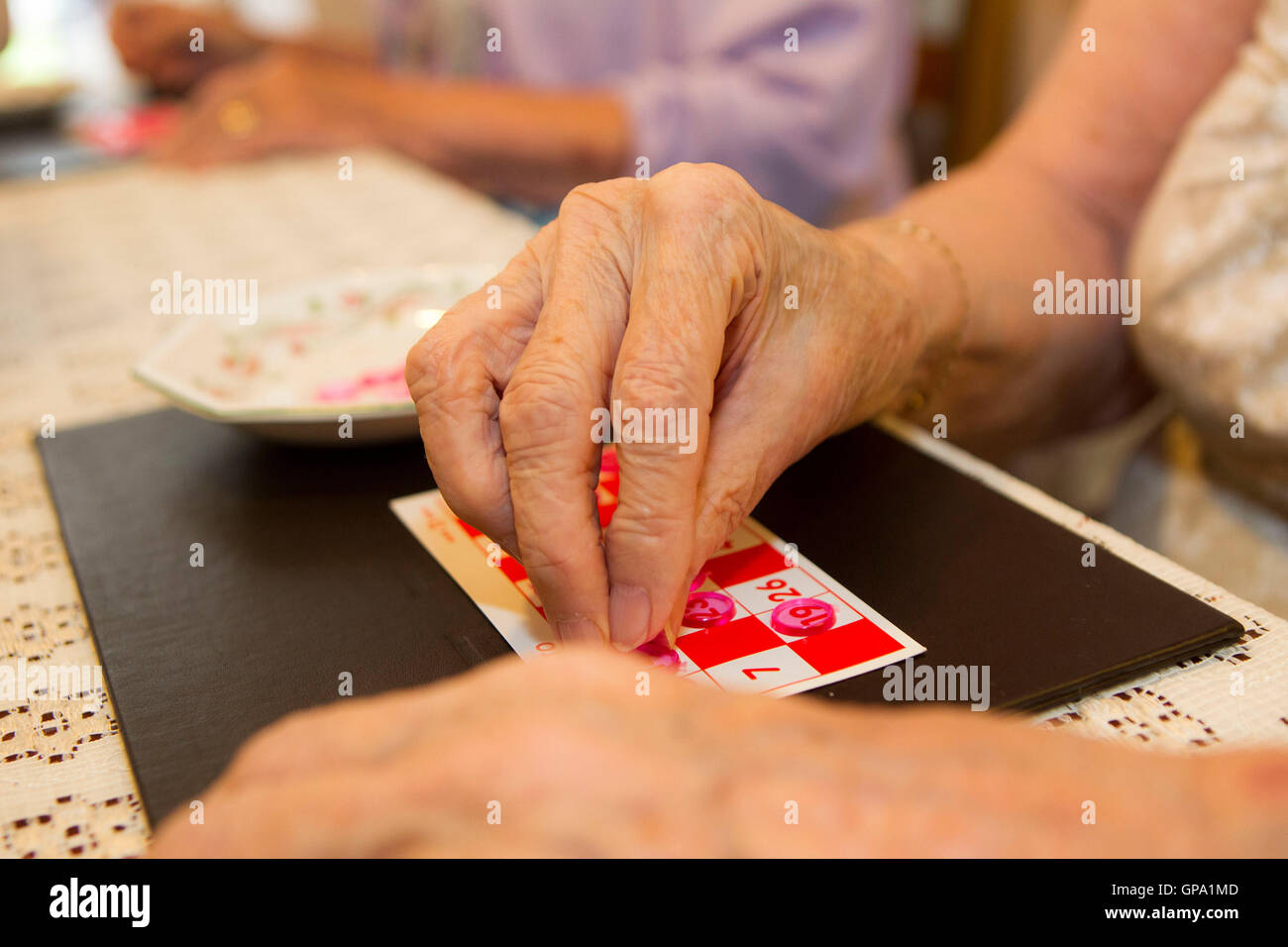 Le persone anziane per tenersi in forma e mentalmente attivo Foto Stock