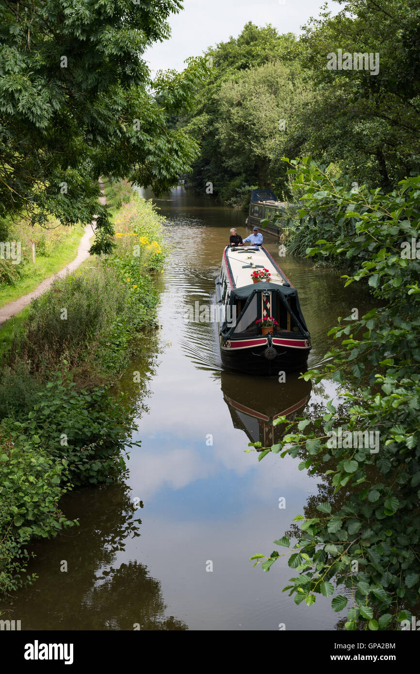 Dolce crociera sul canale a Macclesfield, Cheshire, Regno Unito Foto Stock