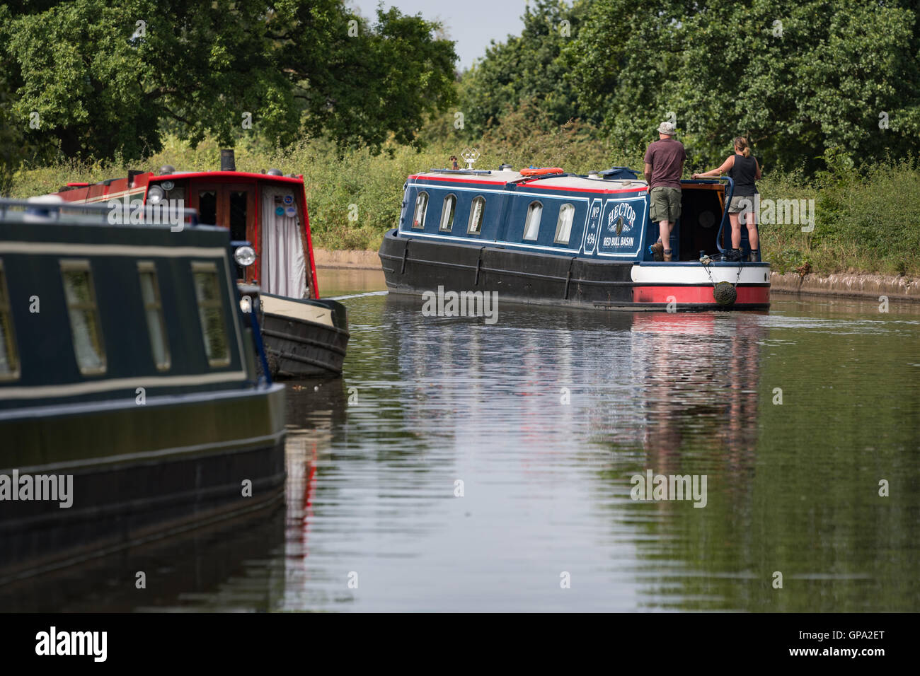 Dolce crociera sul canale a Macclesfield, Cheshire, Regno Unito Foto Stock