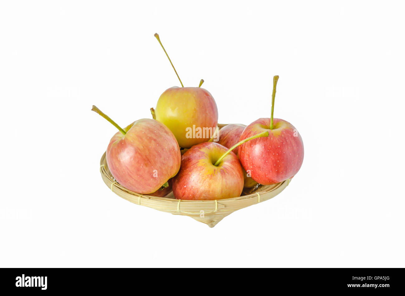 Rosso e giallo apple con cesto di bambù , organica frutta fresca. Foto Stock