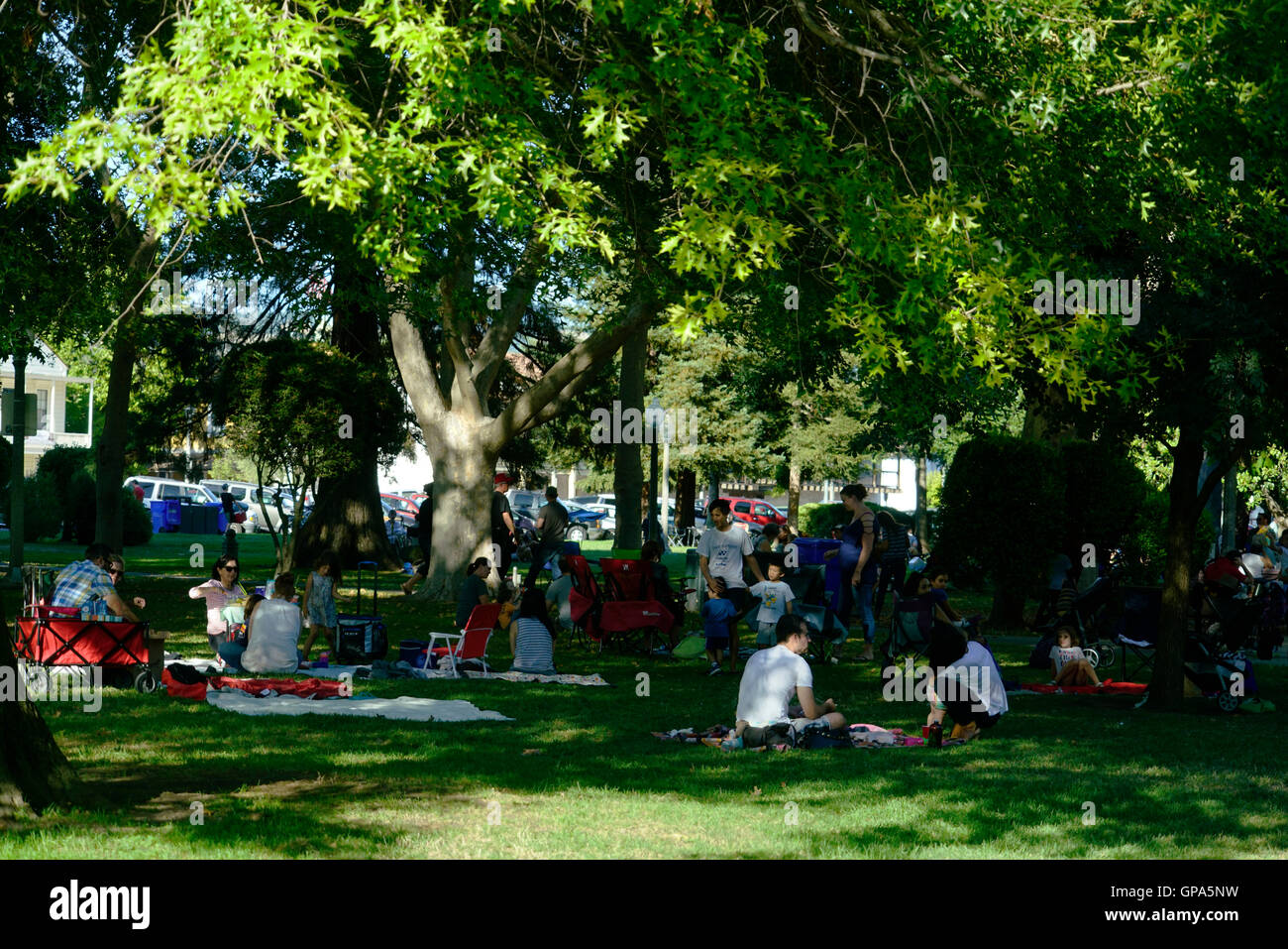 La gente del luogo la raccolta di Sonoma Plaza durante un picnic pubblico.Napa Valley Sonoma.California.USA Foto Stock