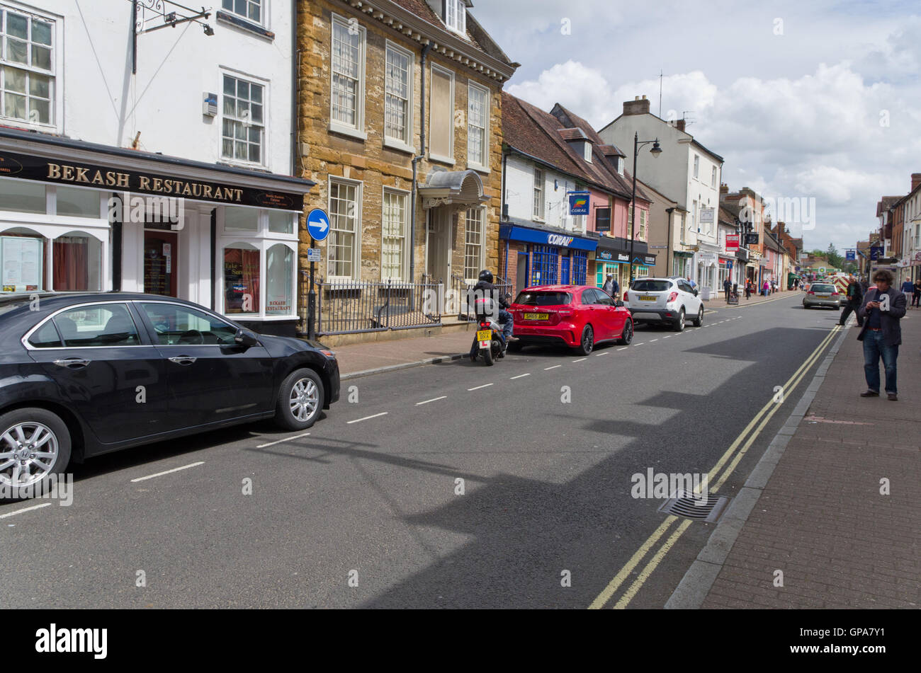 Tipico British High Street con un mix di catena e dettaglianti indipendenti, Stony Stratford, Regno Unito Foto Stock