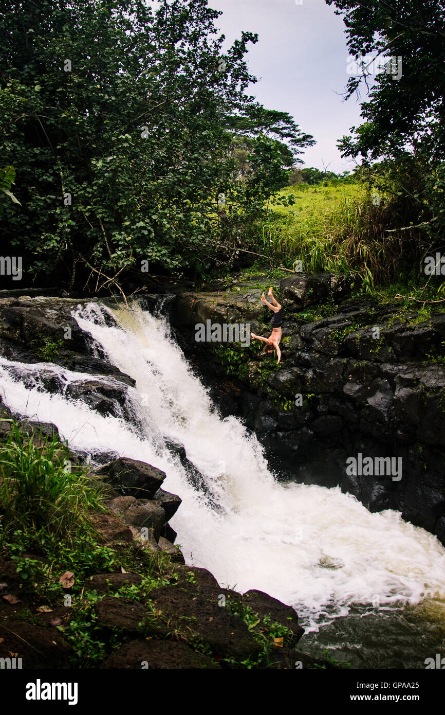 Il salto della cascata in Hawaii Foto Stock