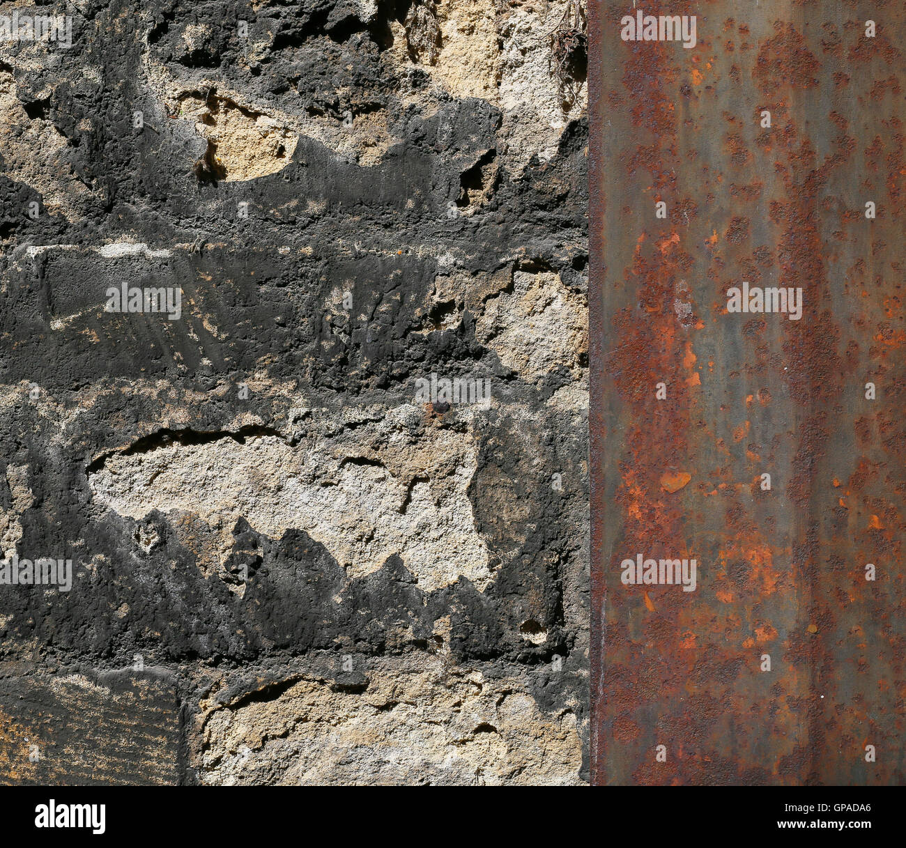 Il vecchio muro di pietra rinforzato con piastre metalliche closeup dettagli architettonici sullo sfondo Foto Stock