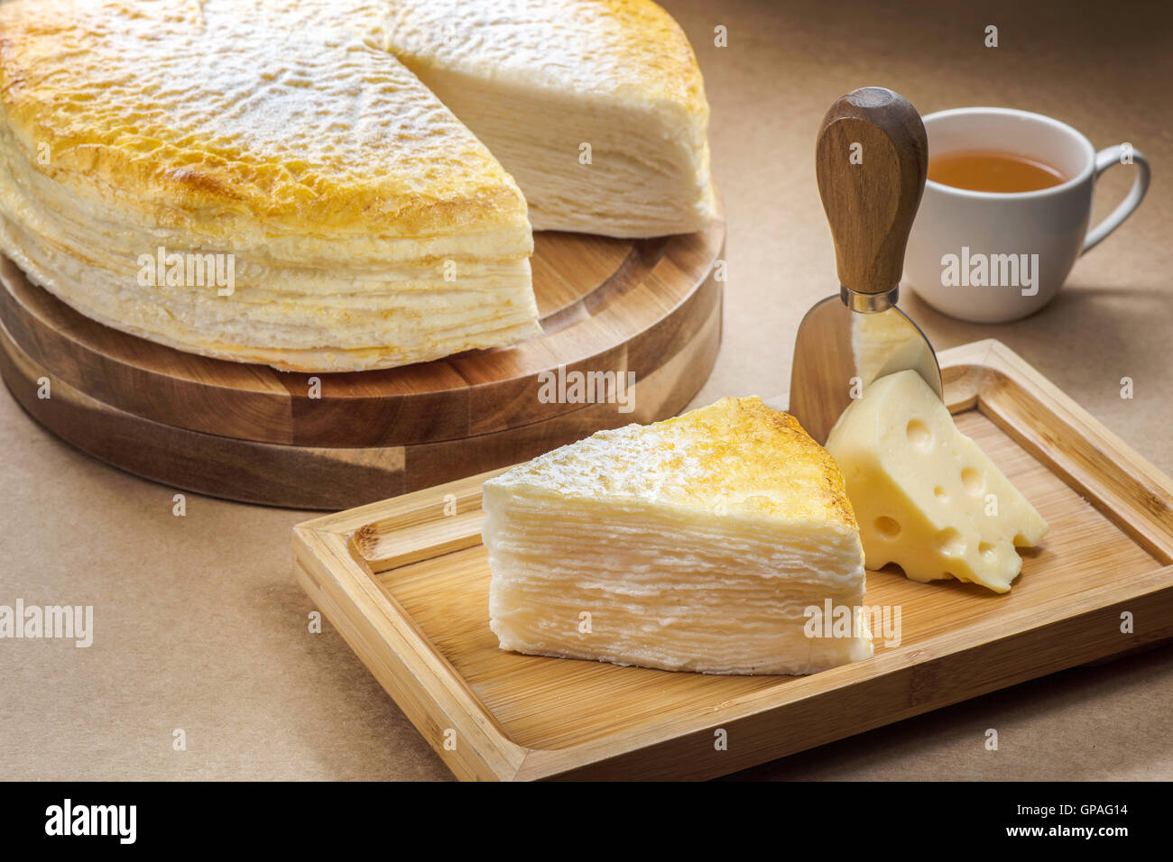 Torta di formaggio, affettata con tè e formaggio, il fuoco selettivo Foto Stock
