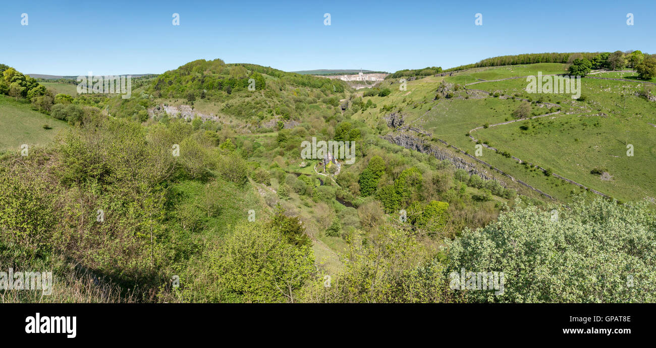 Il Monsal trail attraverso Chee Dale vicino a Buxton nel parco nazionale di Peak District. Foto Stock