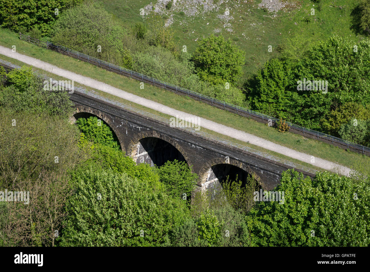 Guardando verso il basso sulla Monsal trail vicino a Buxton nel parco nazionale di Peak District. Uno dei ferroviarie dismesse viadotti. Foto Stock