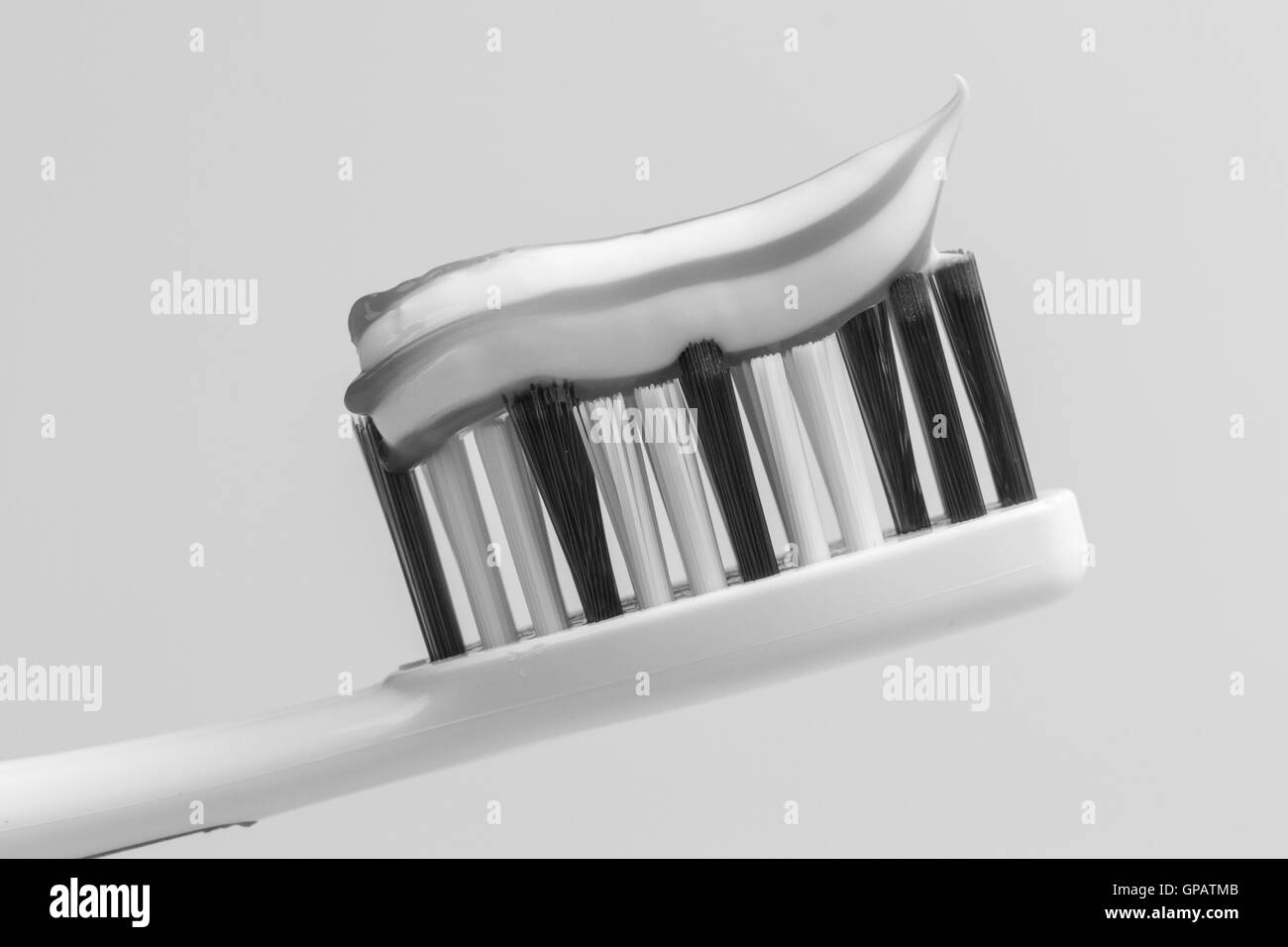 Uno spazzolino da denti con dentifricio Foto Stock