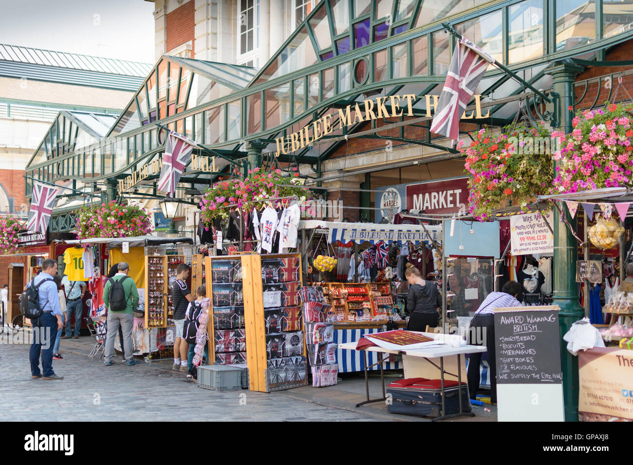 Londra, Inghilterra - 30 agosto 2016: pedoni di esaminare diversi si spegne al Giubileo Market Hall. Foto Stock