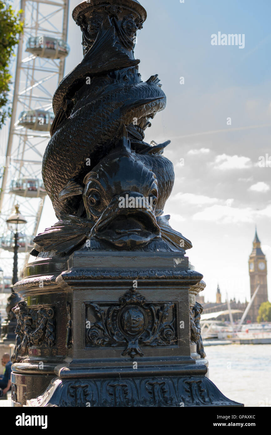 London, Regno Unito - 30 August 2016: Storione Lampione con il London Eye e il Big Ben in background Foto Stock