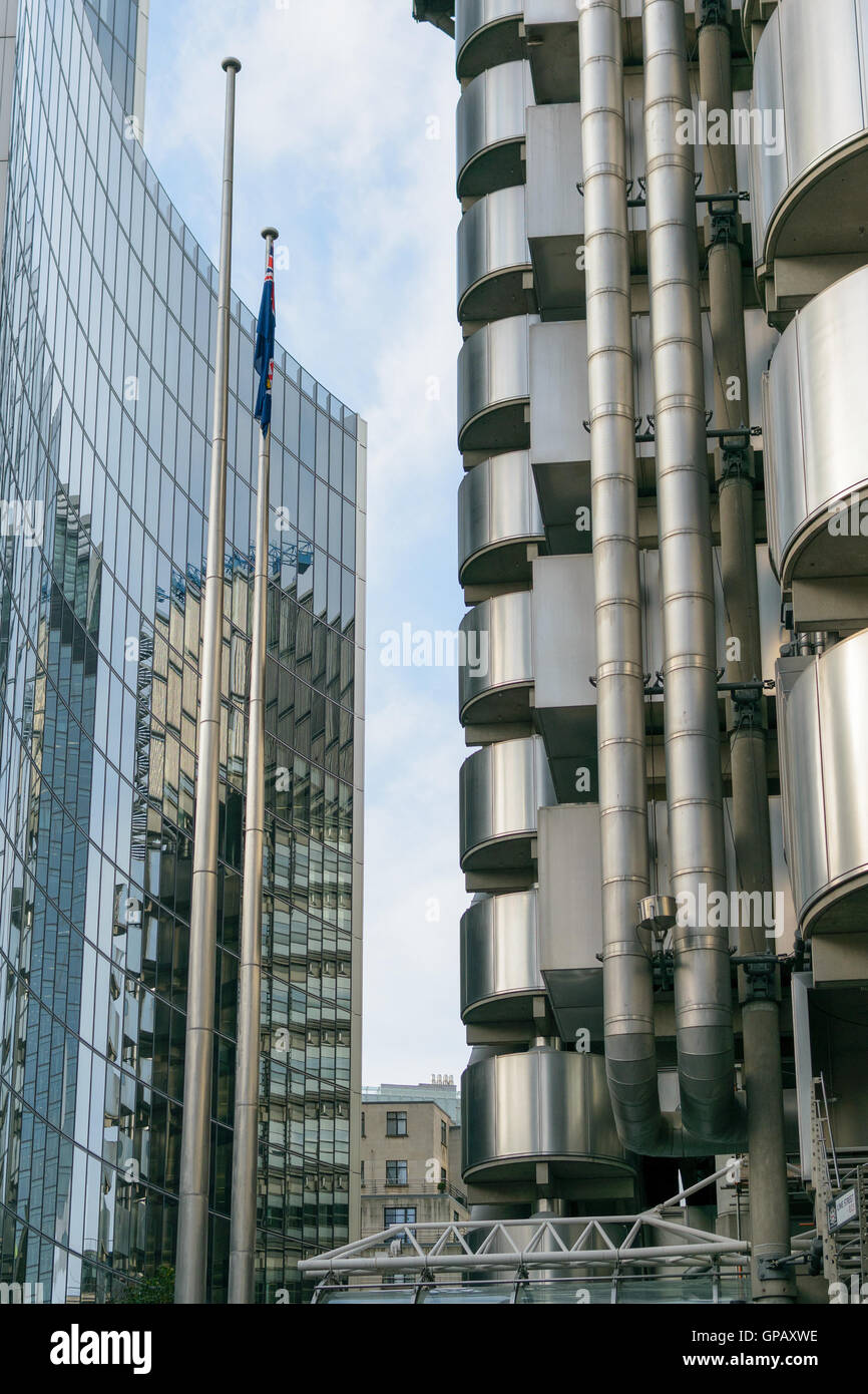 London, Regno Unito - 31 August 2016: vista attraverso la Lloyds e Willis edifici. Foto Stock