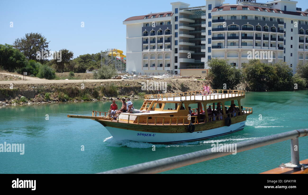 Barca a vela sul fiume Manavgat - la barca turistica e 'turqoise' acqua Foto Stock