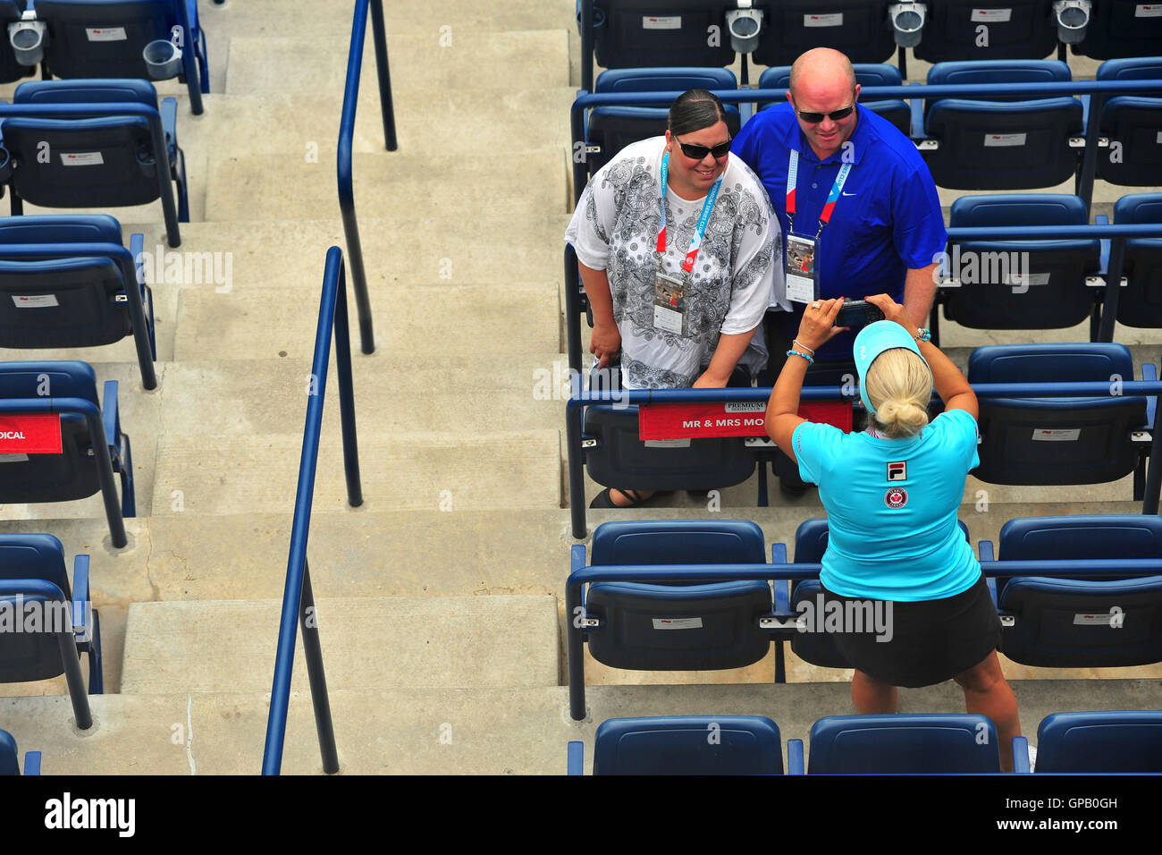 Un volontario prende una foto di due ventilatori di tennis al 2016 Roger Cup torneo di tennis a Toronto. Foto Stock