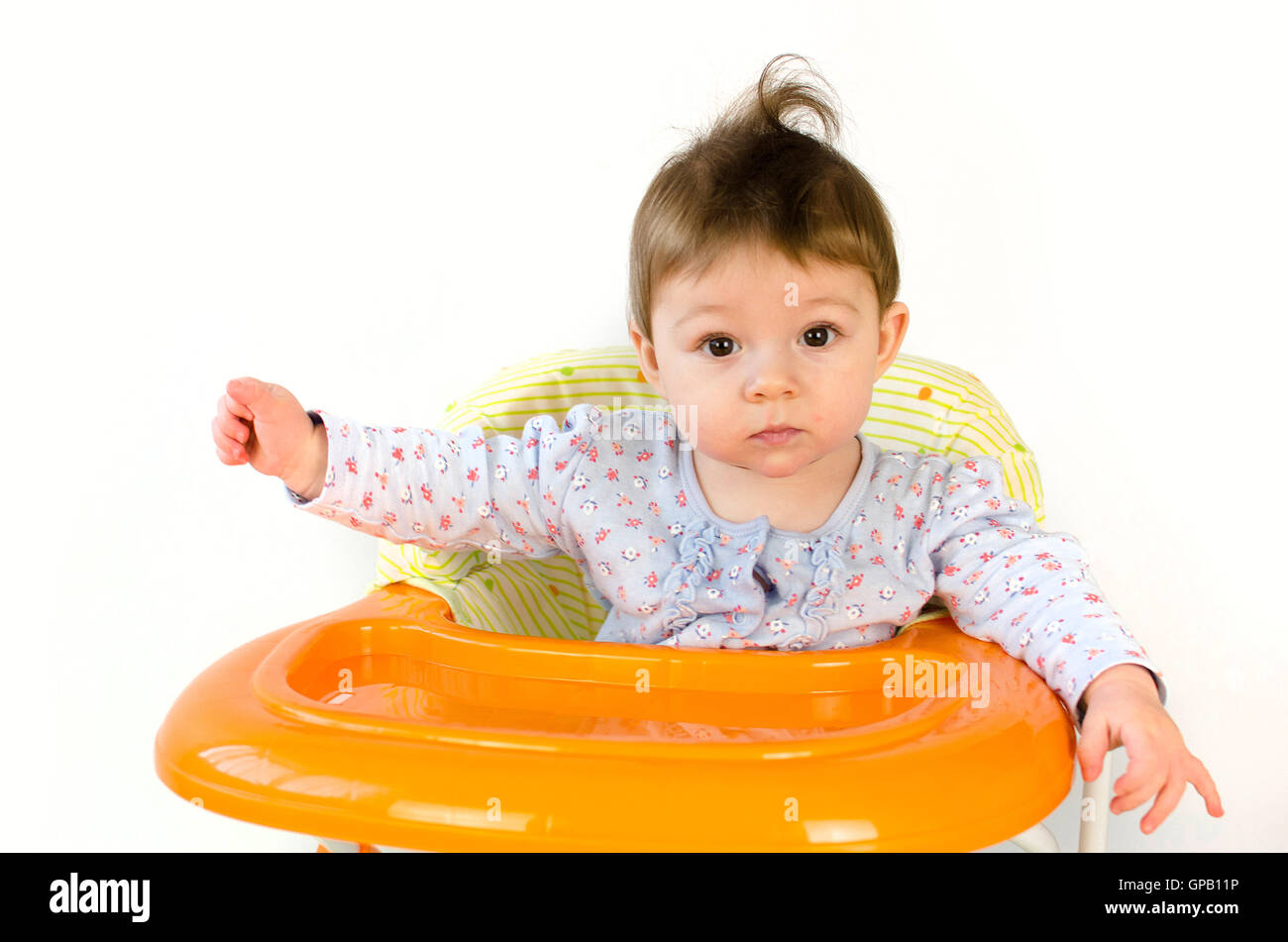 Adorabili happy baby ragazza seduta in un walker Foto Stock