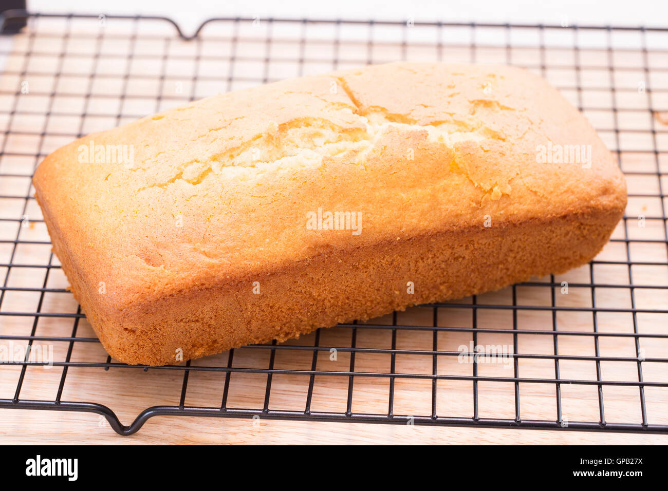 Limone ciambellone focaccia raffreddamento su rack. Foto Stock