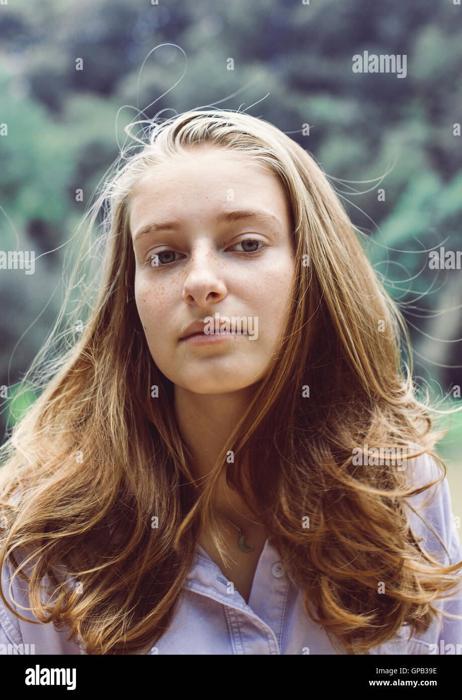 Carino ragazza adolescente ritratto con capelli biondi, guardando pensieroso Foto Stock