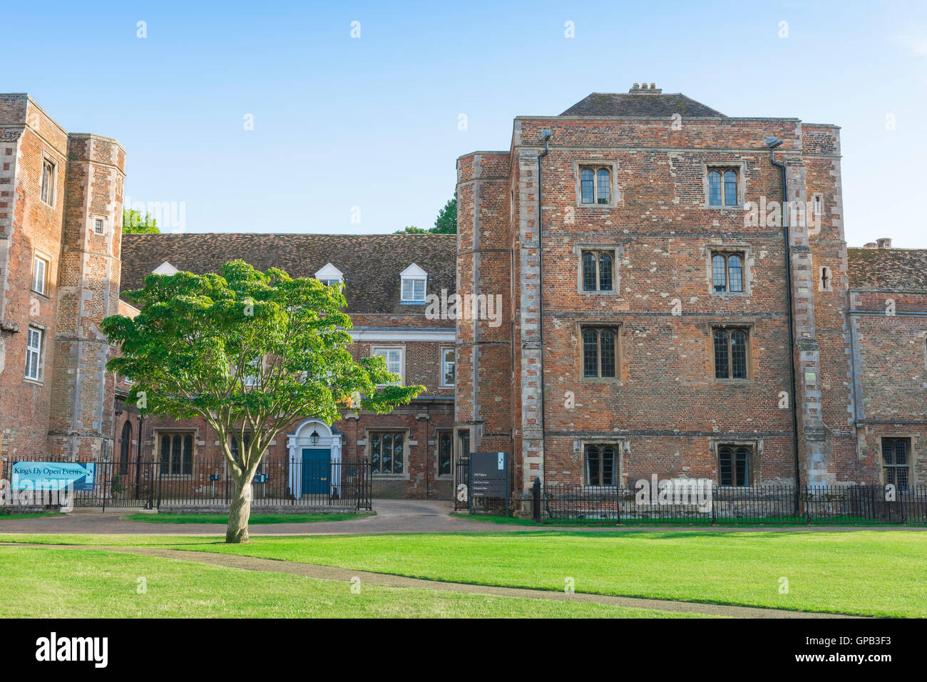 Il Palazzo vecchio edificio sulla cattedrale verde in Ely ora ospita il 6° modulo Centro di il Re della scuola, Cambridgeshire, Regno Unito. Foto Stock