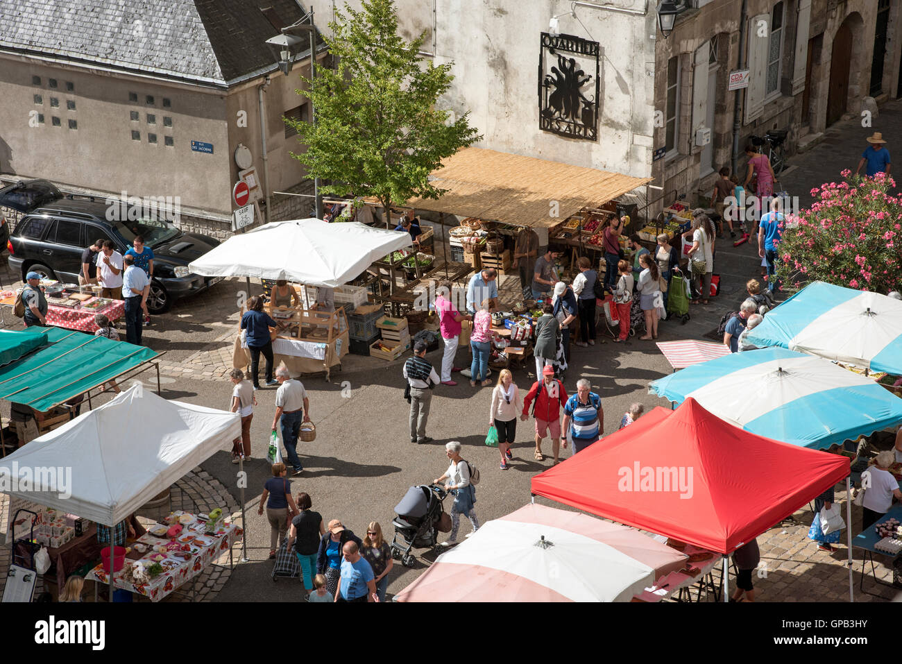 Blois Francia - Una panoramica del settimanale mercato alimentare nel centro della città di Blois nella regione della Loira di Francia Foto Stock
