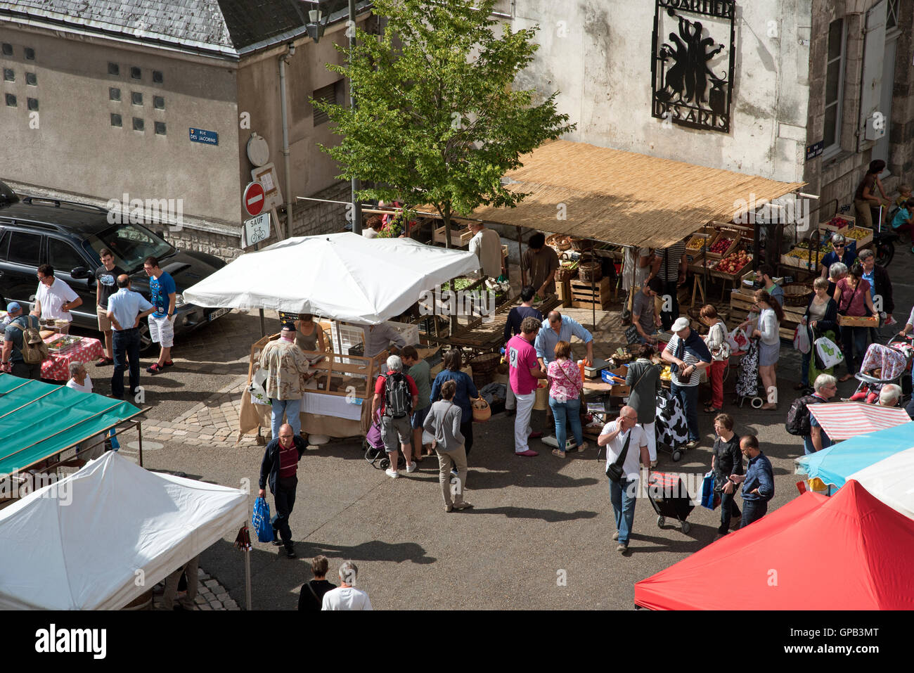 Blois Francia - Una panoramica del settimanale mercato alimentare nel centro della città di Blois nella regione della Loira di Francia Foto Stock