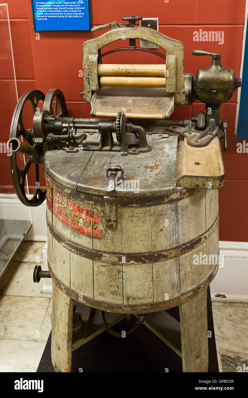 Fort Wayne, Indiana - un ibrido di Horton lavatrice dal 1920s sul display al centro della storia museo. Foto Stock
