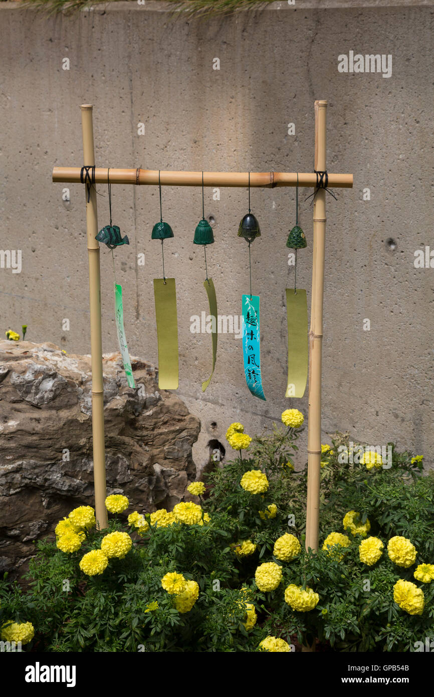 Fort Wayne, Indiana - una campana di vento (furina) in un giardino giapponese del tè presentano al Foellinger-Freimann Conservatorio Botanico. Foto Stock