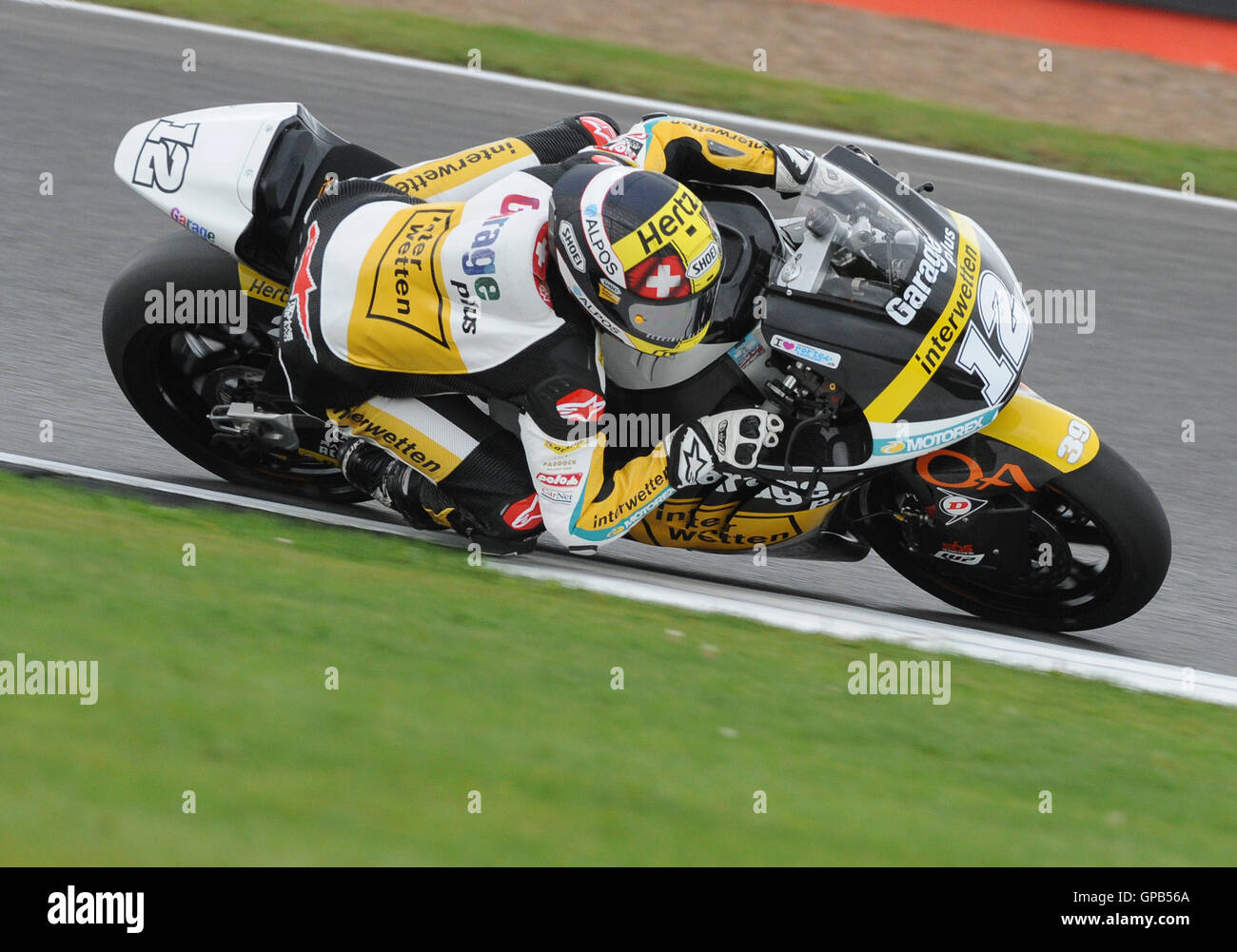 La Svizzera Thomas Luthi del Garage Plus Interwetten (a destra) durante il moto2 Libere 3 a Silverstone, Northamptonshire. Foto Stock