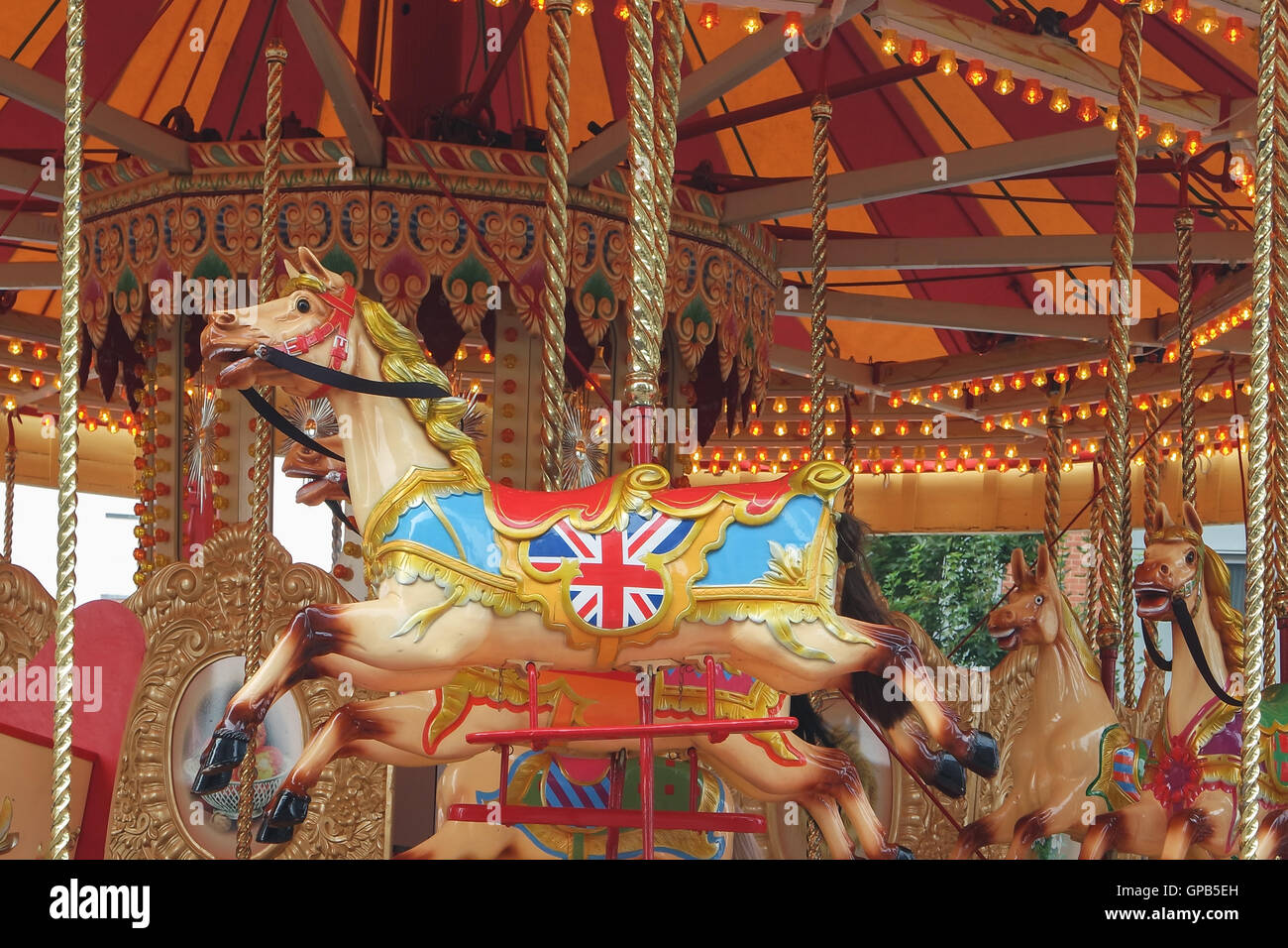 Una giostra a cavallo con un Union Jack flag in esso Foto Stock