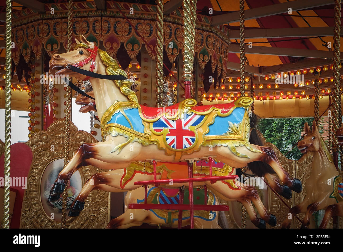 Una giostra a cavallo con un Union Jack flag in esso Foto Stock