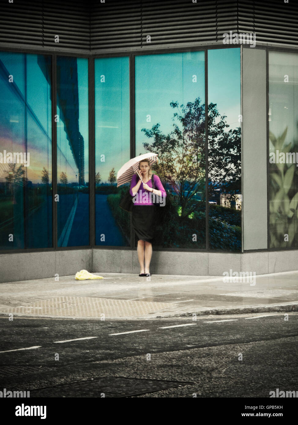 Pioggia in una finestra piena di sole Foto Stock