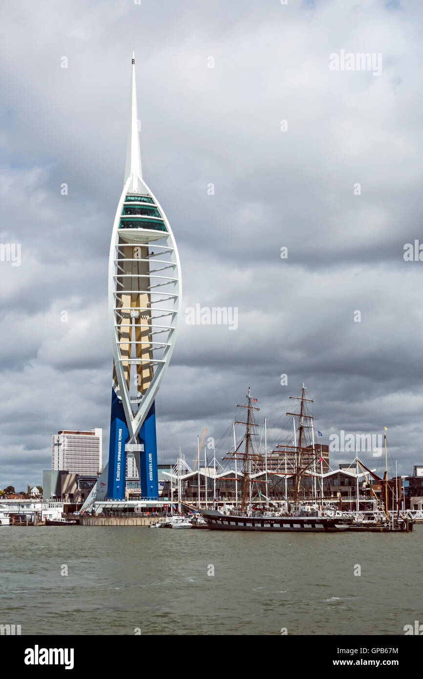 Portsmouth Emirates Spinnaker Tower con il centro dello shopping e ristoranti presso il porto di Portsmouth in Inghilterra Foto Stock