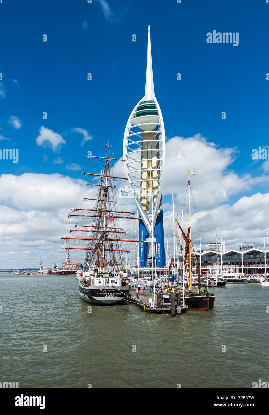 Portsmouth Emirates Spinnaker Tower con il centro dello shopping e ristoranti presso il porto di Portsmouth in Inghilterra Foto Stock