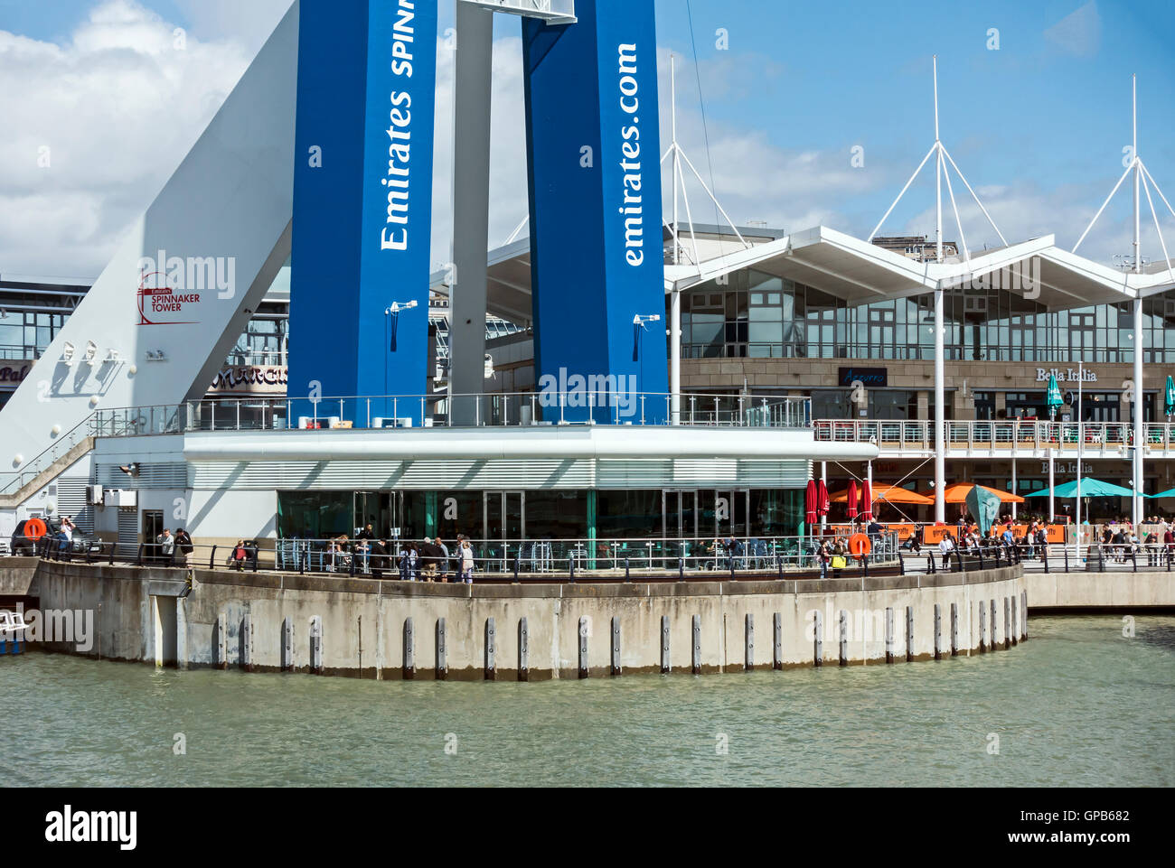 Portsmouth Emirates Spinnaker Tower con il centro dello shopping e ristoranti presso il porto di Portsmouth in Inghilterra Foto Stock