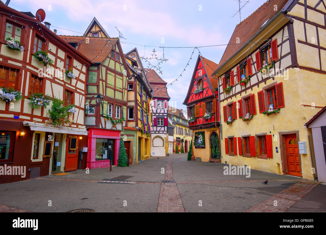 Tradizionale metà di colorate case con travi di legno con decorazione di Natale nelle prime ore del mattino di Colmar, Alsazia, Francia Foto Stock