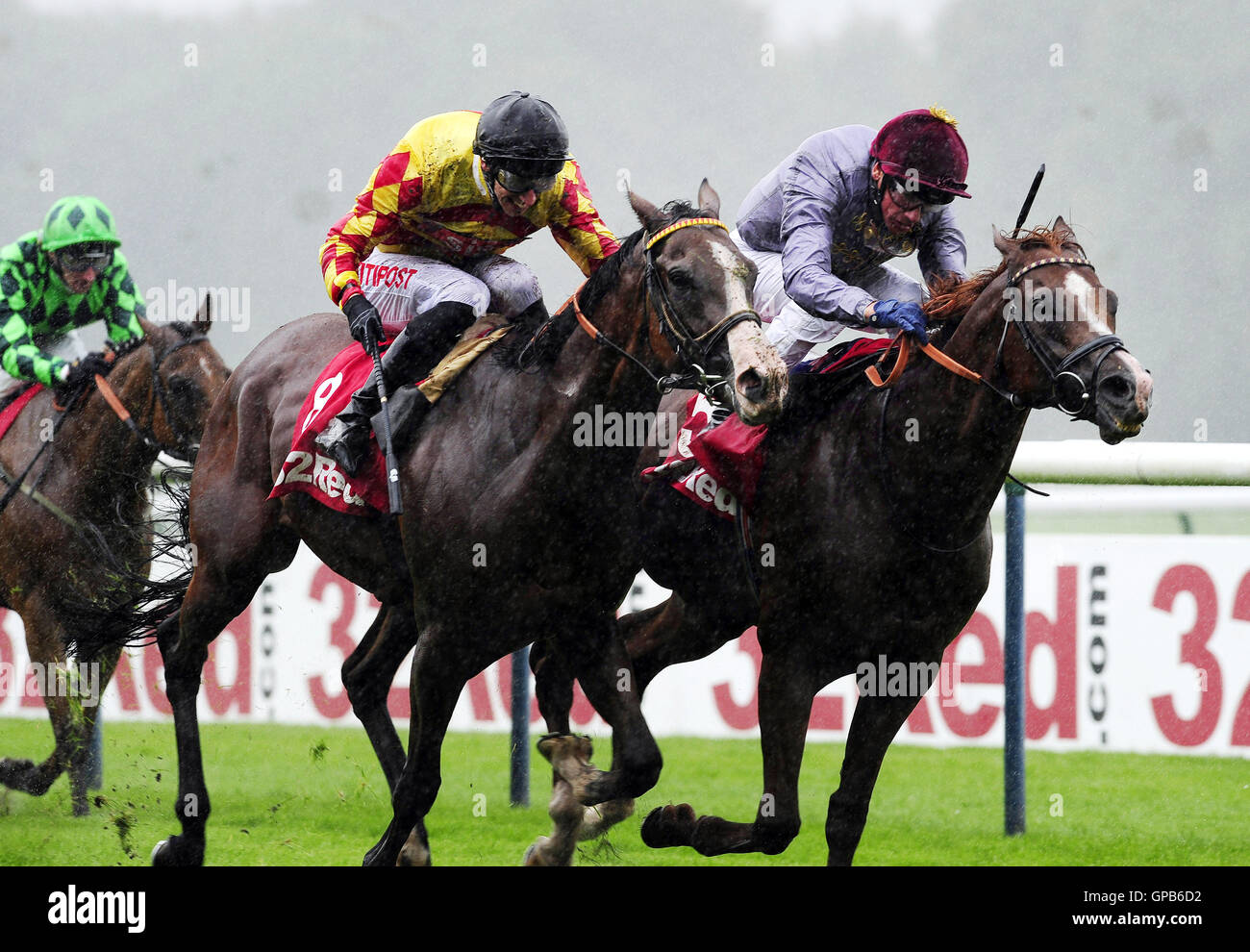 Hathal cavalcato da Frankie Dettori (destra) battiti Mitchum pavoneggia cavalcato da George Baker per vincere la 32 Red Mile gara a Haydock Racecouse. Foto Stock